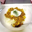 ポーチドエッグ付きドライカレー